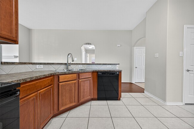 Building Photo - 6927 Great Oaks Shadow Dr