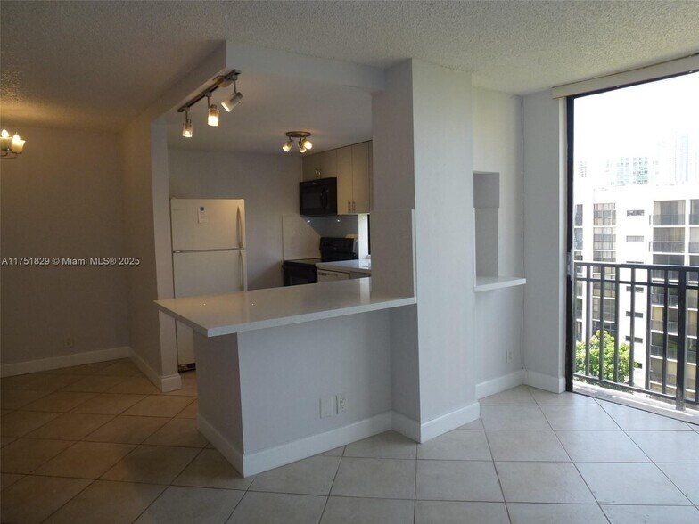 Building Photo - 17021 N Bay Rd