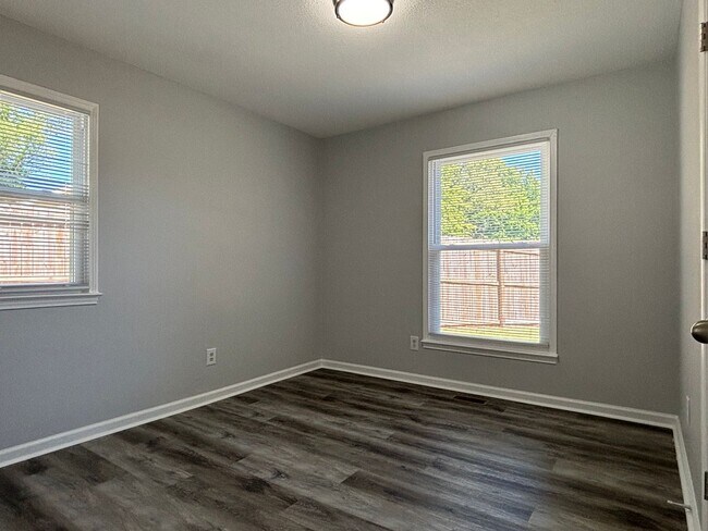 Building Photo - Renovated 3-bedroom convenient to major highways