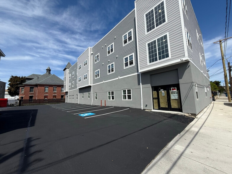 Primary Photo - 124 Abbott St