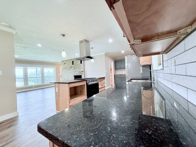 Building Photo - Stunningly Renovated 3 Bed, 2 Bath Home in...