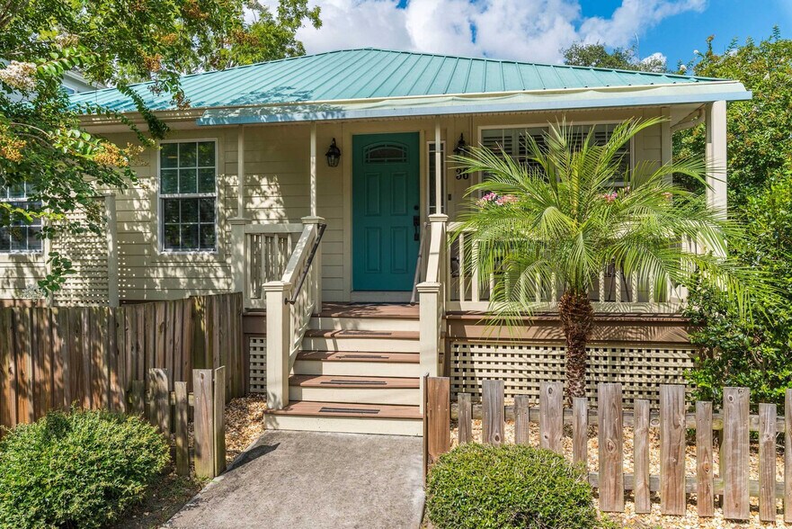 Building Photo - 36 Weeden St