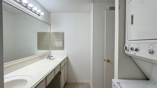 Building Photo - 5711 Sugar Hill Dr
