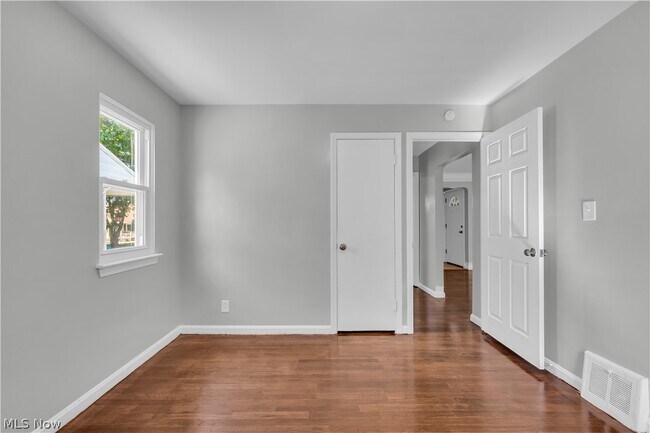 Building Photo - 5535 Oakwood Ave