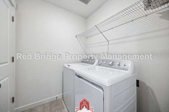 Building Photo - 2795 S Heather St