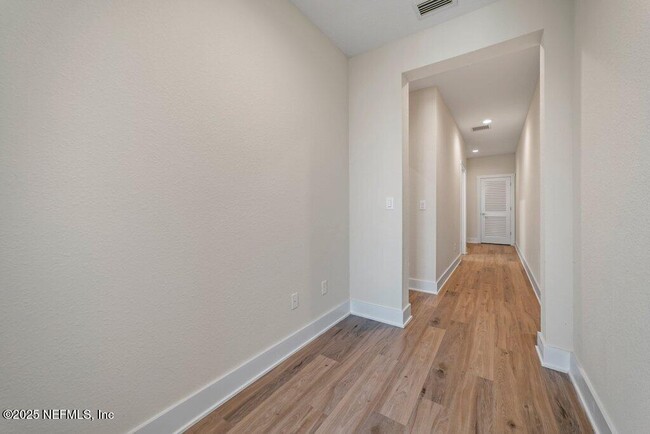 Building Photo - 405 Crestview Dr