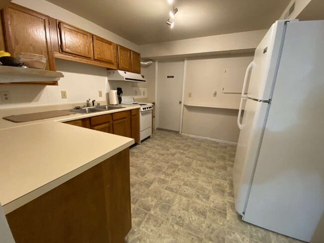 Building Photo - Downstairs Suite with Private Kitchen & Ba...
