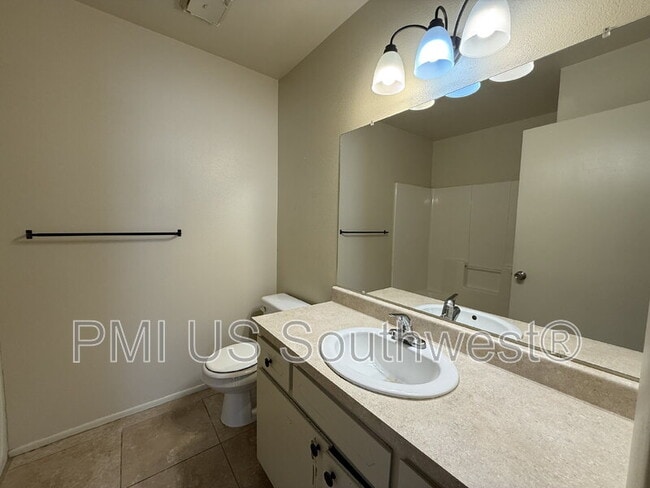 Building Photo - 1842 Gem St