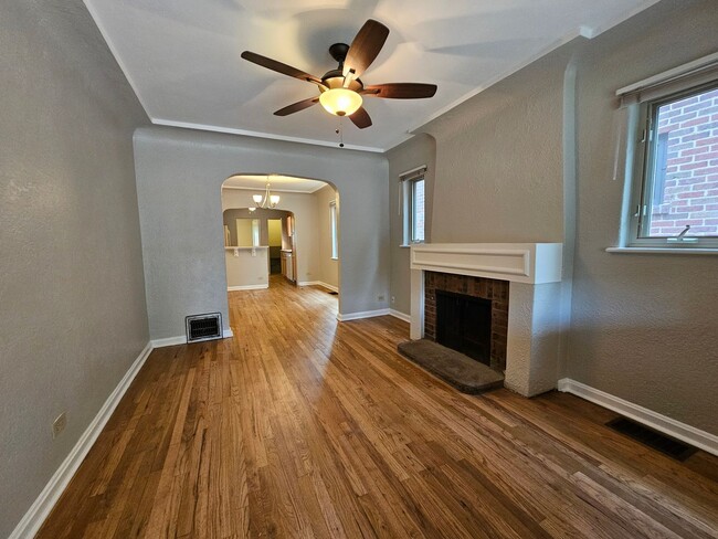 Building Photo - Alamo Placita Adorable 3 Bed 2 Bath Bungalow w/ CACH, Garage, Fenced Yard & More