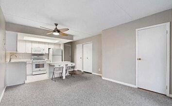 Building Photo - 121 Wellington Ct