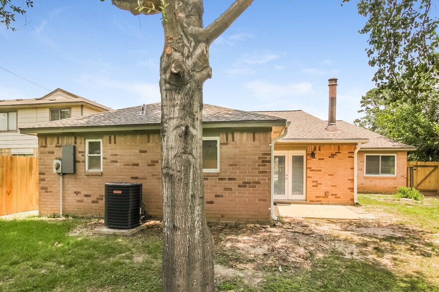 Building Photo - 9723 Orangevale Dr