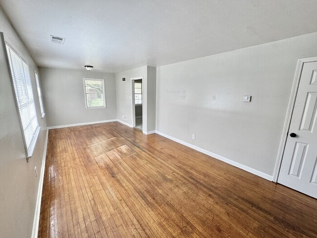 Building Photo - 3176 Beauchamp Dr