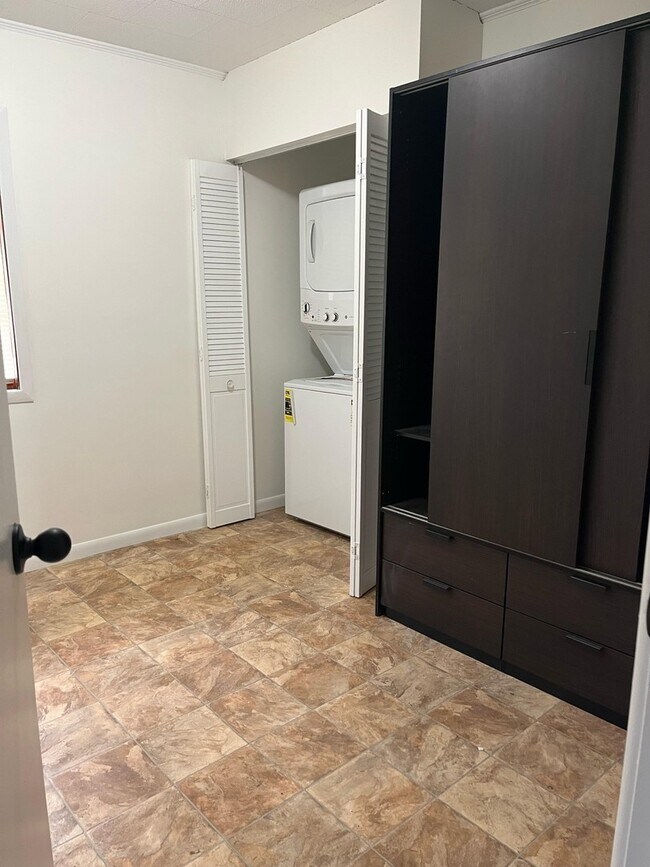 Building Photo - 883 S York St