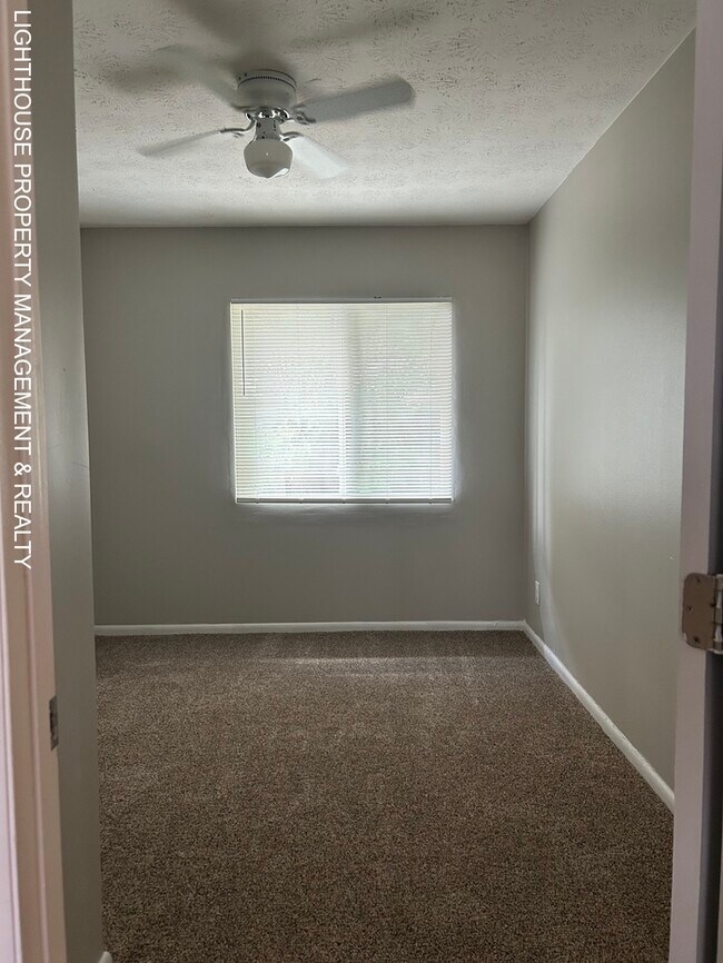 Building Photo - Spacious 4 Bed/2 Bath Home with HUGE Fence...