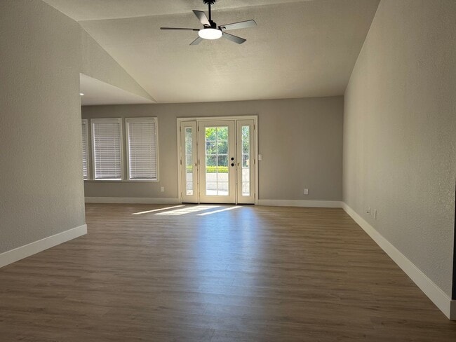 Building Photo - Newly updated Antelope home!