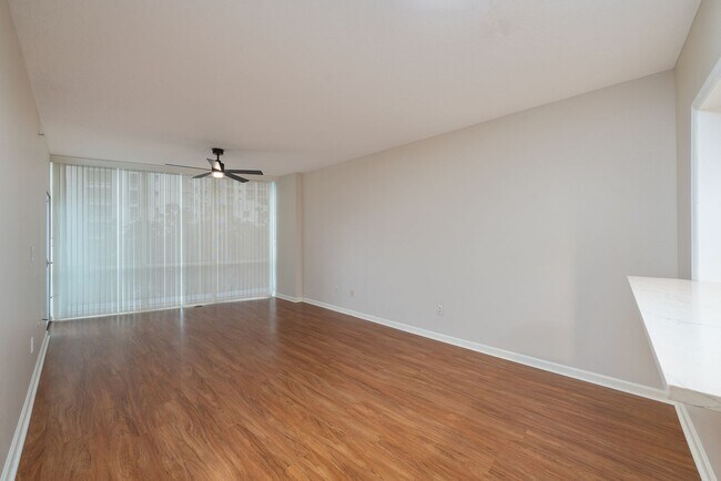 Building Photo - Downtown Orlando One Bedroom with Lake Eola View * * Modernized Waverly Condo