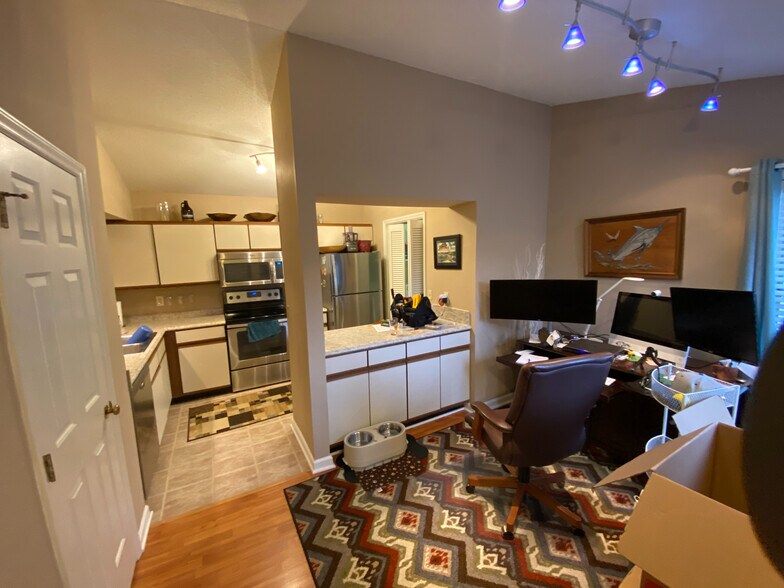 Building Photo - Room in Townhome on Sunpointe Dr