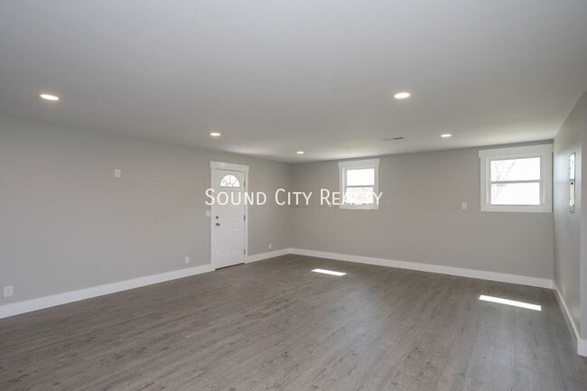 Building Photo - 1608 Autumn Ridge Dr