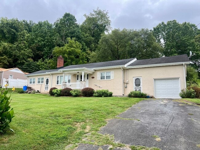 Building Photo - One Level Home! 3or 4 bedroom 1 bath with extra-large den, garage and extra storage on almost an ...