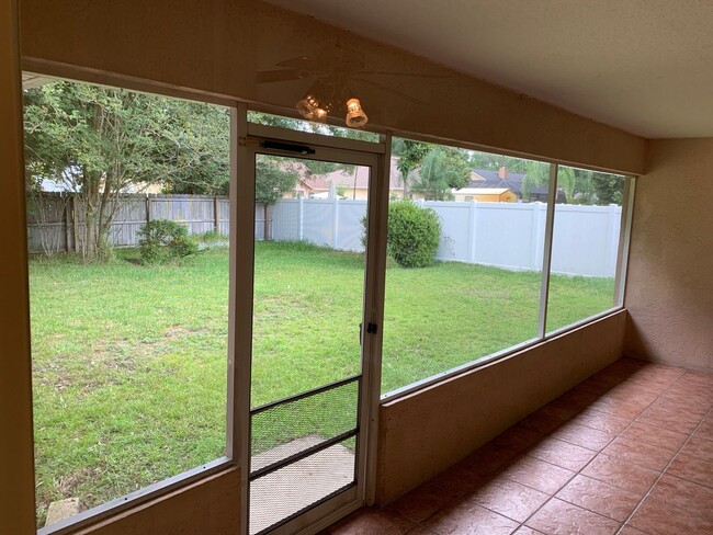 Building Photo - Beautiful 4/2/2 with Fenced yard, Screened...