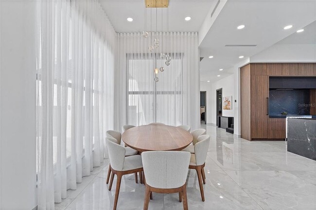 Building Photo - 585 Dolphin Ave SE