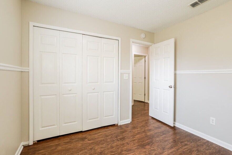 Building Photo - 3233 Chantilly Ct