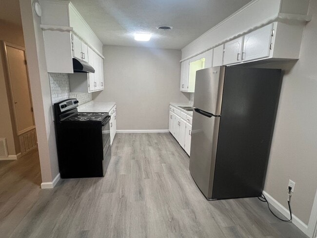Building Photo - 3 Bedroom 1 bath