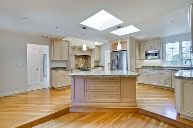 Building Photo - Beautiful 4 bedroom, 3 bath in desirable C...