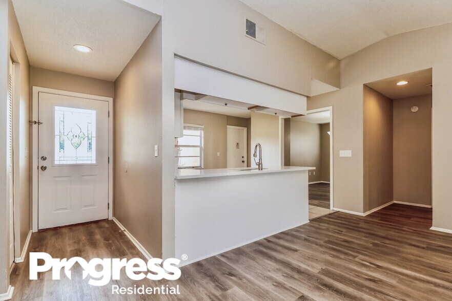 Building Photo - 4910 Hi Vista Cir