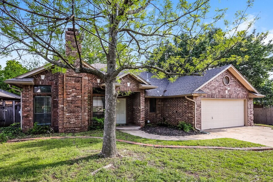 Building Photo - 2700 Shady Tree Ln