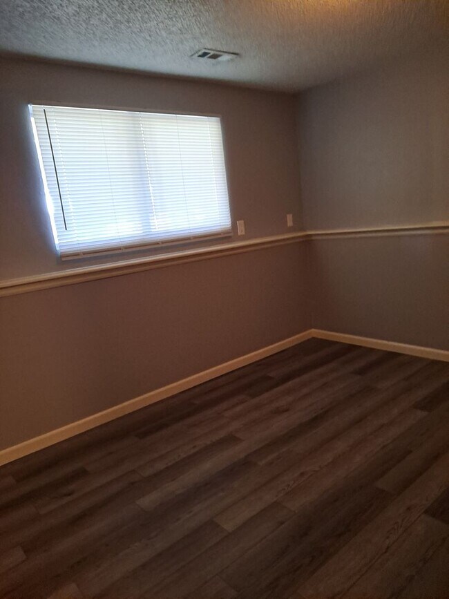 Building Photo - 14 Kingsboro Way