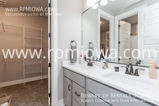 Building Photo - ZERO ENTRY EXECUTIVE RANCH!! 3 Bedroom, 2 ...