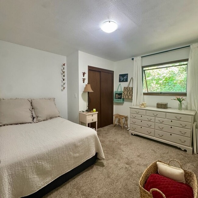 Building Photo - Beautiful lakeview home for rent