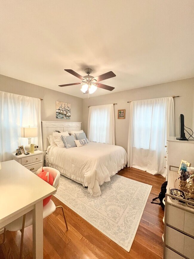 Building Photo - 4 bedroom home for 4 or 3 people (one bloc...