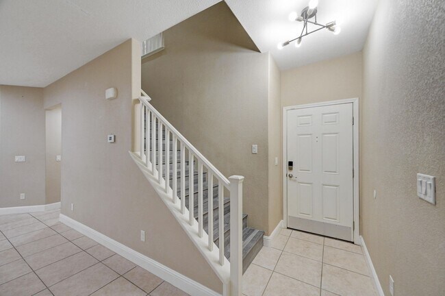Building Photo - Beautiful 3BR Toscana Home