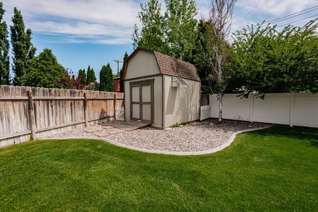 Building Photo - Beautiful- 5 bed/3 bath, 3 car garage and ...