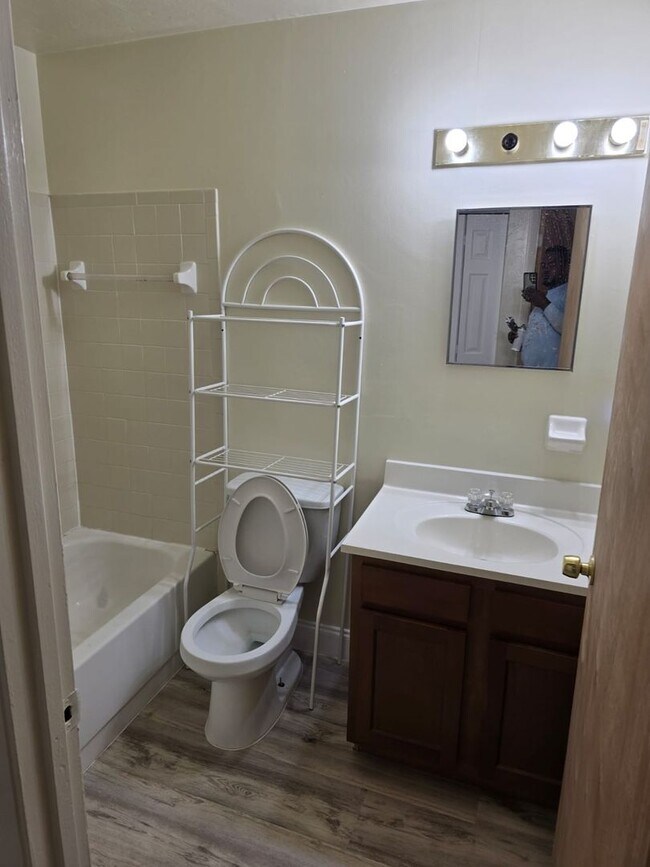 Building Photo - Beautiful 2 bedroom 1 bathroom Single Fami...
