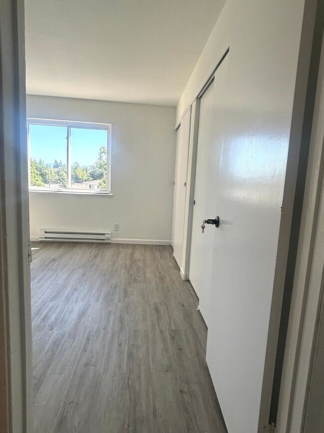 Building Photo - Stylishly Remodeled 2-Bedroom Gem in Redwood City