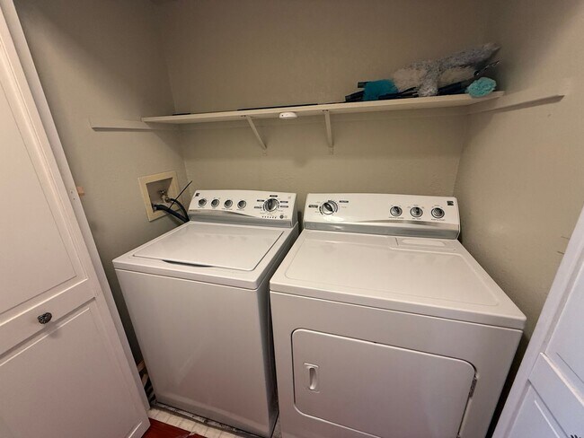 Building Photo - SPACIOUS TWO BEDROOM TWO AND HALF BATH + L...