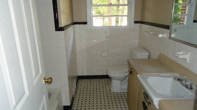 Building Photo - City Living!!