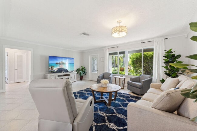 Building Photo - 2691 NE 18th St