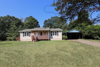 Building Photo - 208 1/2 Camp St - Cozy Up This Fall With O...