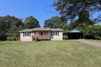 Building Photo - 208 1/2 Camp St - Cozy Up This Fall With O...