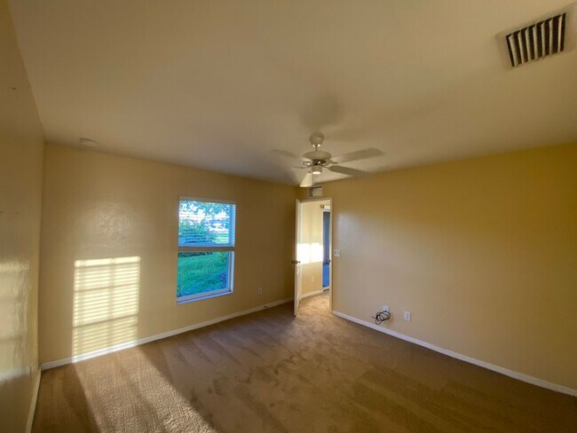 Building Photo - 2320 NE Juanita Pl