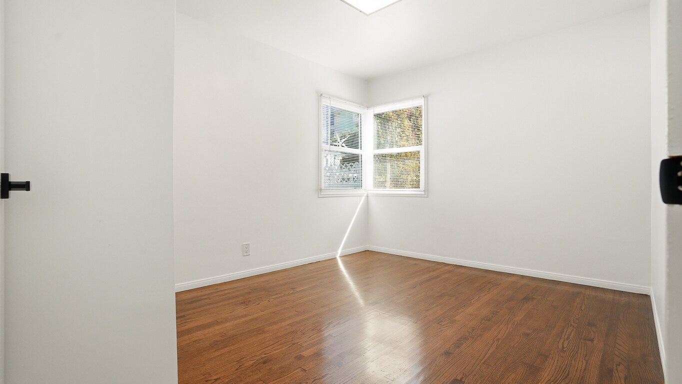 Building Photo - 3936 S Victoria Ave