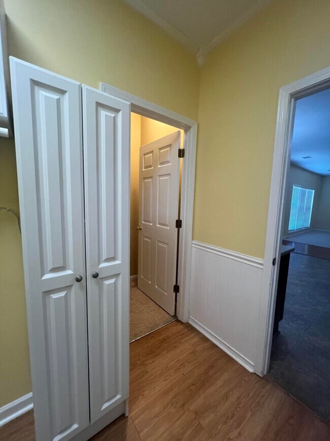 Building Photo - 565 Batty Way