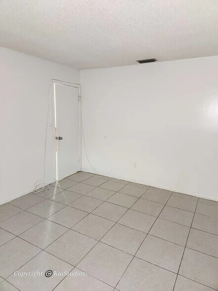 Building Photo - 800 NE 14th St