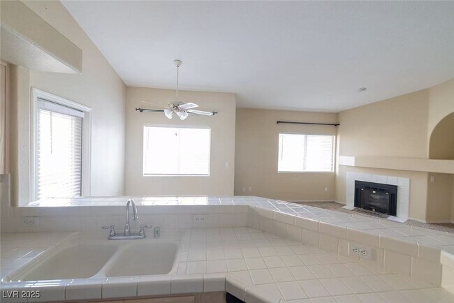 Building Photo - 900 Heavenly Hill Ct