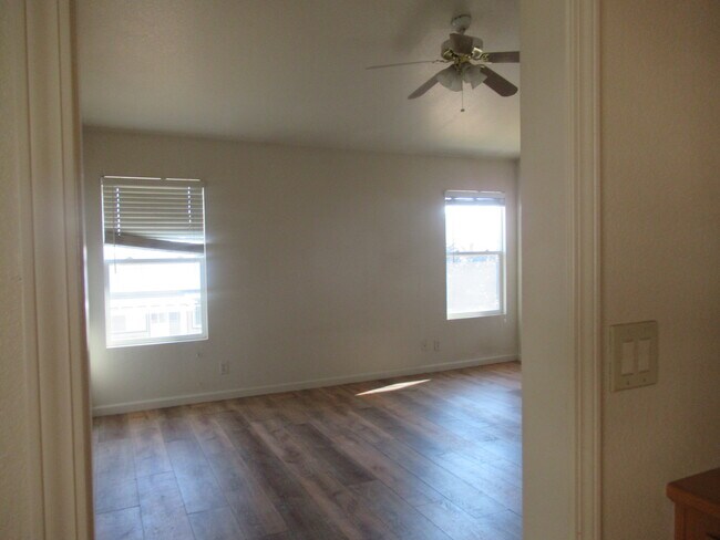 Building Photo - 1742 Dunsmuir Way