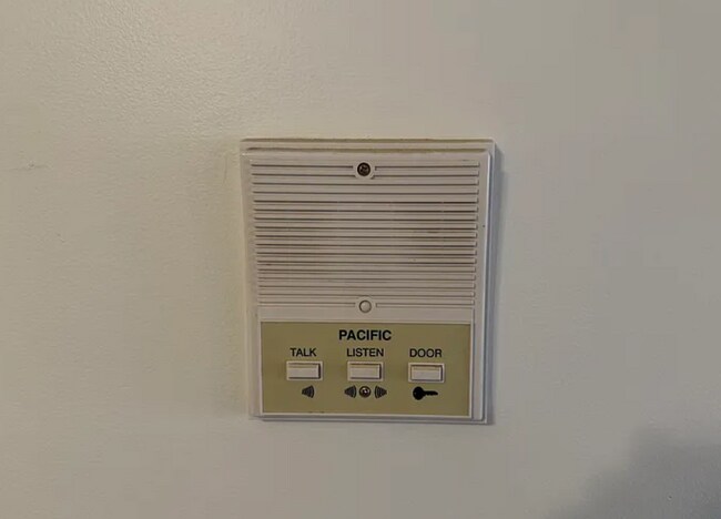 Building Photo - 3 Atram hall